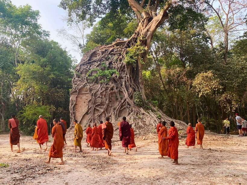 Phnom Penh - Siem Reap Road Transfer Plus Sightseeing - Kampong Kleang stilted homes and the Tonle Sap boat ride
