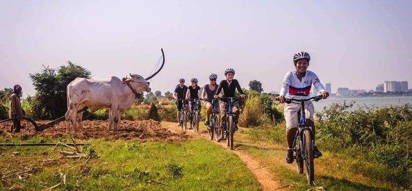 Phnom Penh: Silk Islands Bike Tour - Cycling out of Phnom Penh: the part many people underestimate