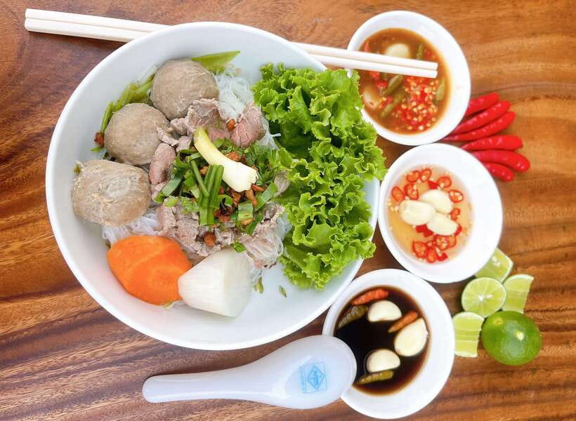 Phnom Penh: Street Art & Food Tour by Tuk-Tuk - Wat Botum Park lunch: rest your legs without losing the day