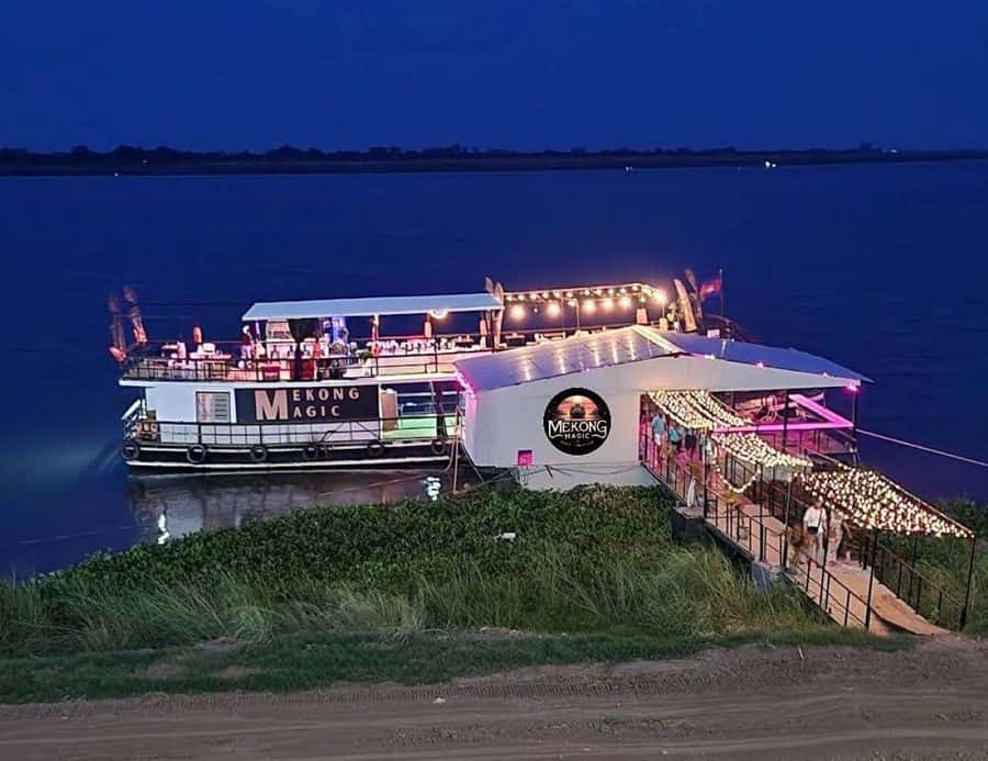 Phnom Penh: Sunset Cruise with Unlimited Beers & BBQ Buffet - The best part: the Mekong and Tonle Sap color shift
