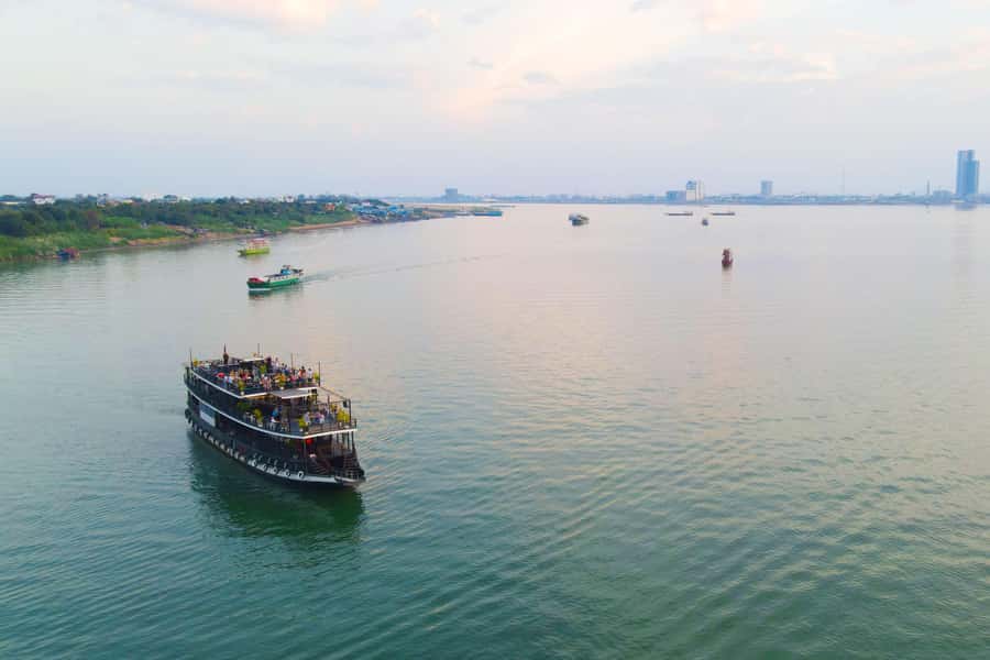 Phnom Penh: Sunset Dinner Cruise with English Speaking Guide - Sunset from the Mekong: why this cruise works