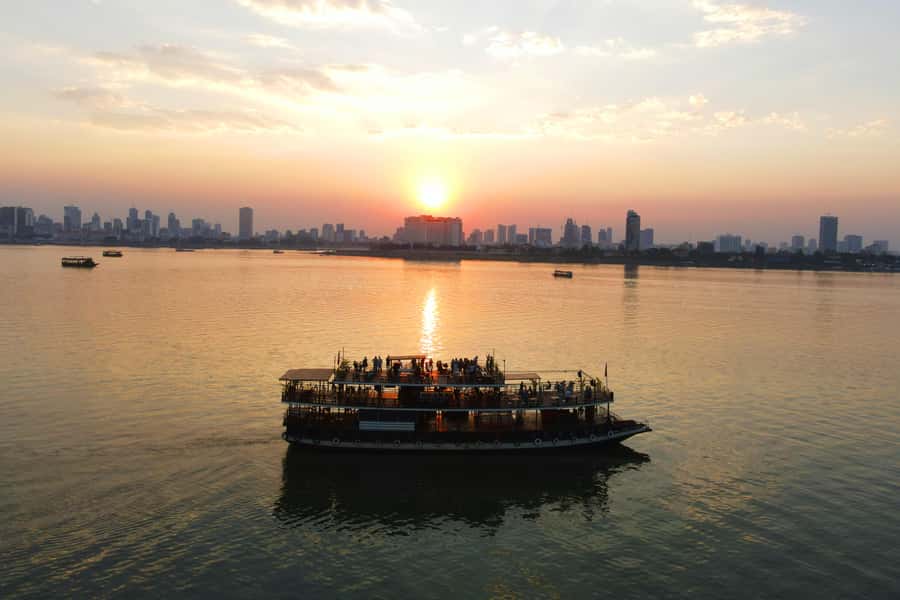 Phnom Penh: Sunset Dinner Cruise with English Speaking Guide - Royal Palace and Hotel Cambodiana: the river view you came for
