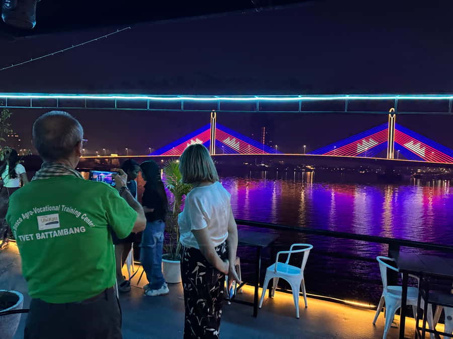 Phnom Penh: Sunset Dinner Cruise with English Speaking Guide - Diamond Island and the Four Faces River: reading the waterway
