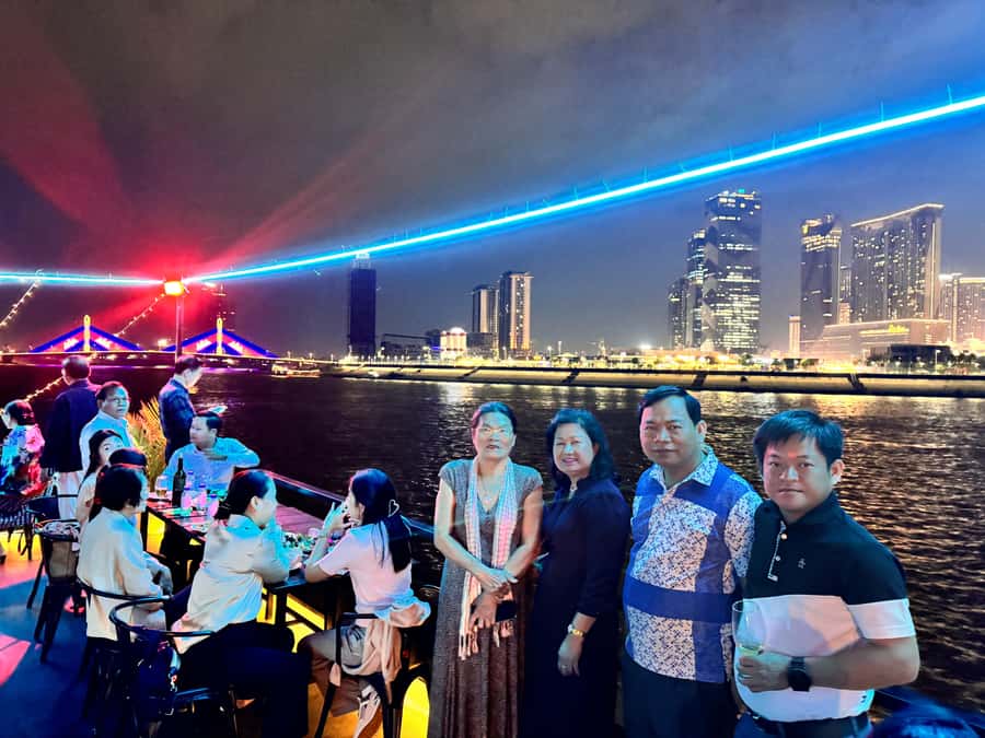 Phnom Penh: Sunset Dinner Cruise with English Speaking Guide - Silk Island by tuk-tuk: the most local-feeling part