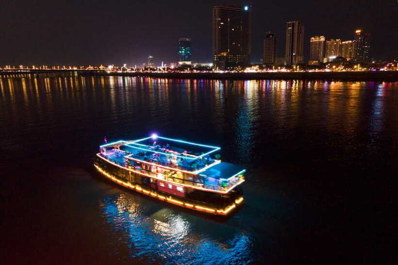 Phnom Penh: Sunset Dinner Cruise with English Speaking Guide - Dinner cruise expectations vs what you actually get