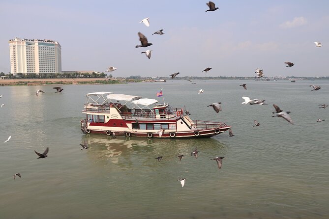 Phnom Penh to Siem Reap Cruise/road tour or Siem Reap/Phnom Penh - The BBQ lunch and drinks: good enough to keep you happy