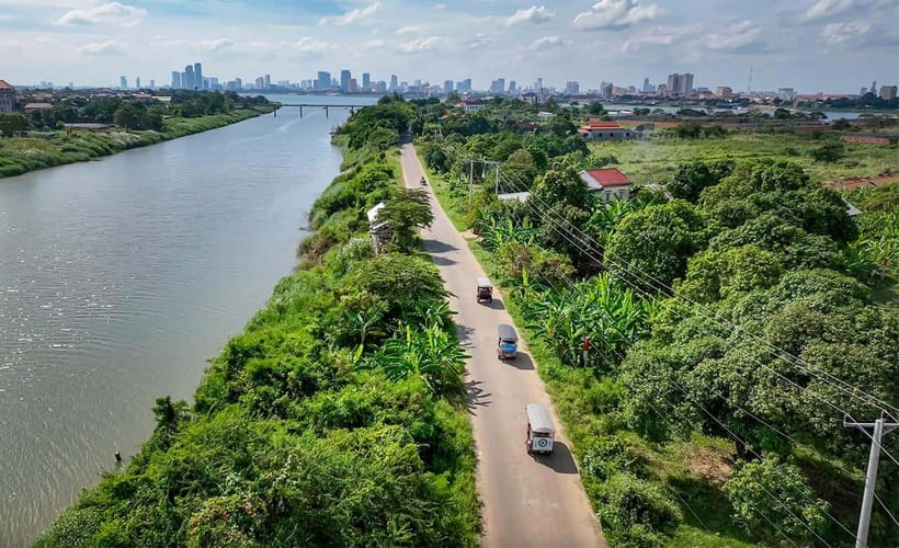 Phnom Penh to Silk Island By Tuk-Tuk with local Expert - Phnom Penh Temple Stop: Buddhism Explained in Plain, On-the-Ground Terms