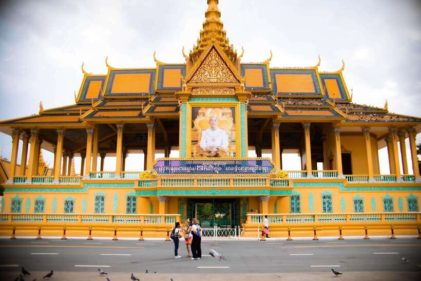 Phnom Penh: Walking Highlight City Tour - Independence Monument Viewpoint: Closing With Photos and Sunset Light