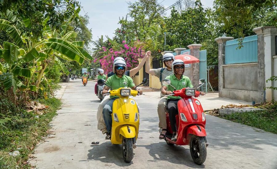 Phnom Penh: Walking Tour, Food Tour & Sunset Cruise - Wat Phnom and Lady Penh, then the riverside Night Market
