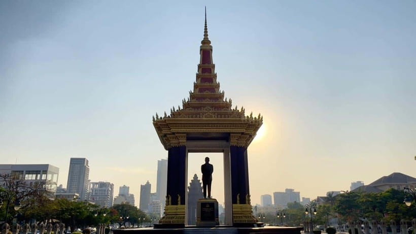 Phnom Phnom: Local Market & Culture Walking of City Tour - Mekong River sunset cruise: The city’s skyline from the water