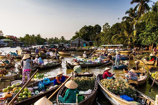 Private 3-Day Mekong Delta River Tour from Phnom Penh to Ho Chi Minh City - Vĩnh Tràng Temple near Mỹ Tho: a short stop that helps you land in Vietnam