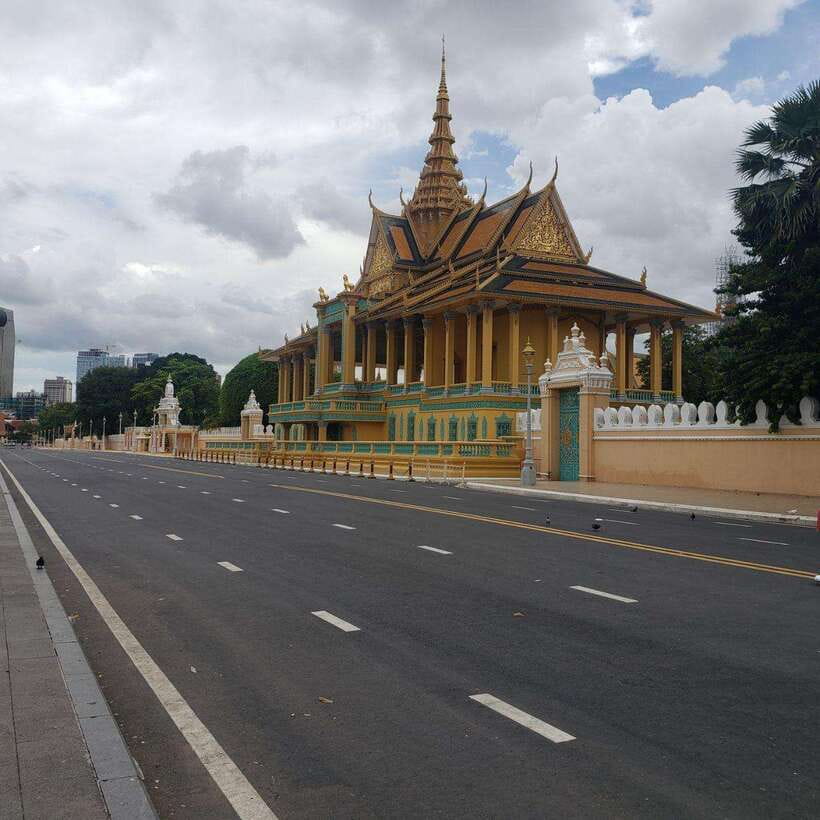 Private One Day Tour in Phnom Penh Capital City - Phnom Penh in One Smart Sweep: Royal Splendor, Then S21 and Choeung Ek