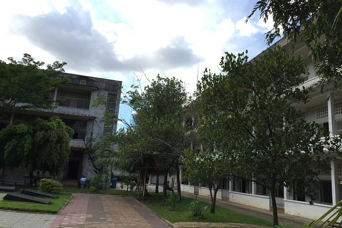 Private One Day Trip in Phnom Penh Capital City - Independence Monument: a modern pause after tragedy