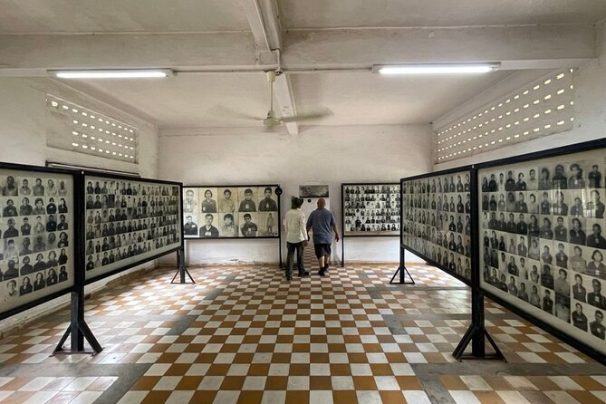 Private Phnom Penh Tour: Royal Palace & Killing Fields - Independence Monument and King Norodom Sihanouk: nationhood in bronze