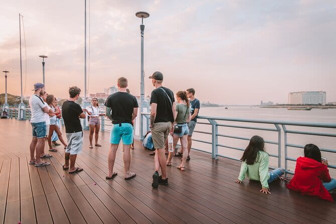 Riverside Walking Tour with Snack, Drinks & Local Ferry Ride - Why the 4:30 pm start makes this walk better