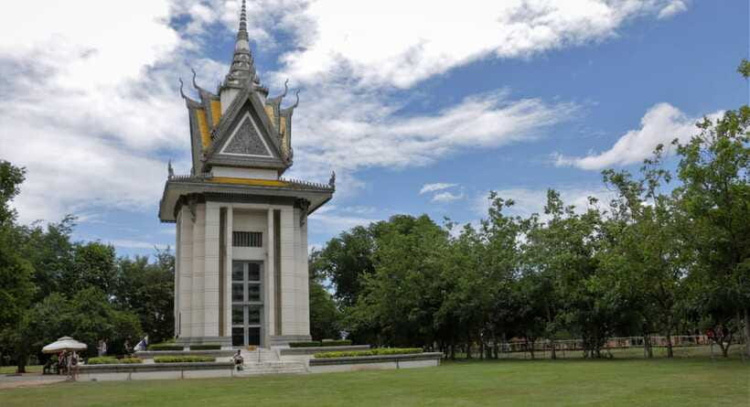 S21 & Killing Fields Tour with Khmer Lunch & Drink - Meeting at Mad Monkey Phnom Penh: the dress code and the vibe check