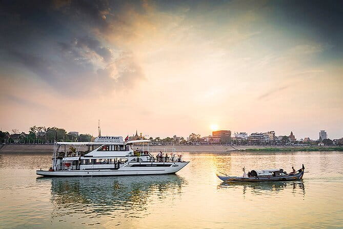 Sunset Cruise on the Mekong with Kanika Boat - The route: Tonle Sap to the Mekong, with homes on stilts and Chams boats