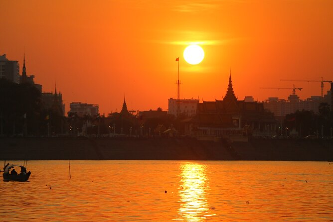 Sunset Cruise with free flow beer, soft drinks & fruit platter - Music and moments: Khmer dance and how the evening pacing works