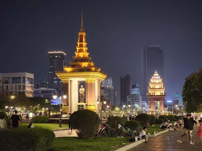 Visiting 9 Places in 3 hours Share Tour by Tuk-Tuk - Royal Palace and Riverside lights: the evening postcard moment